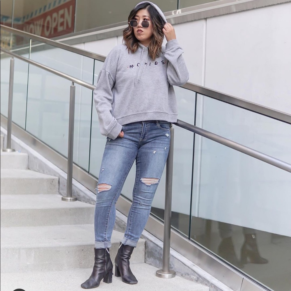 🆕 Charlotte Russe: HOMIES “Friends” Crop Hoodie - Picture 1 of 2